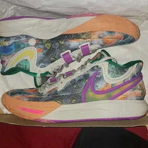Kyrie 8 unreleased Circle of Life size 5(5.5)
