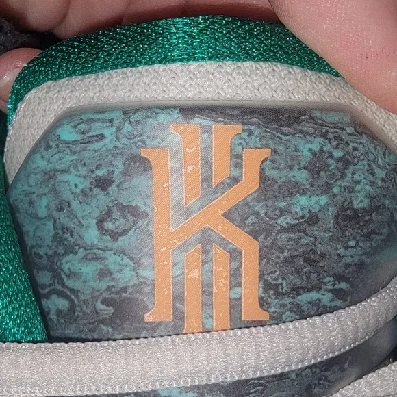 Kyrie 8 unreleased Circle of Life size 5(5.5)