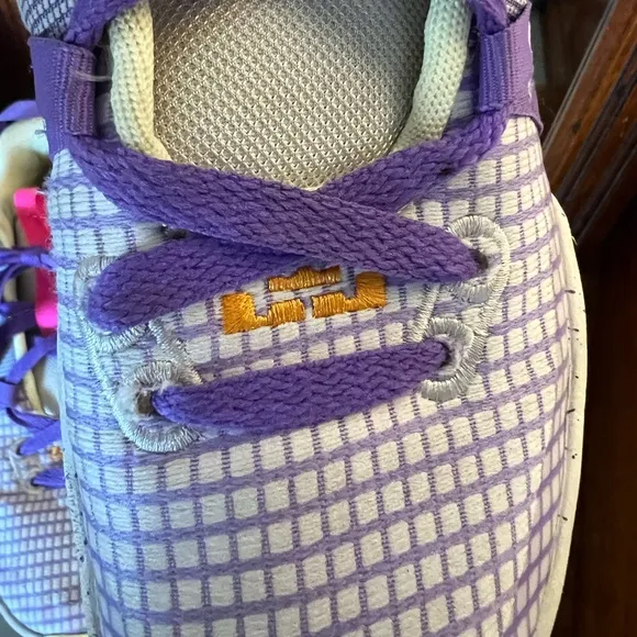 NIKE Lebron James Witness 7 LA Lakers Basketball Sneakers Purple Orange Boys 5