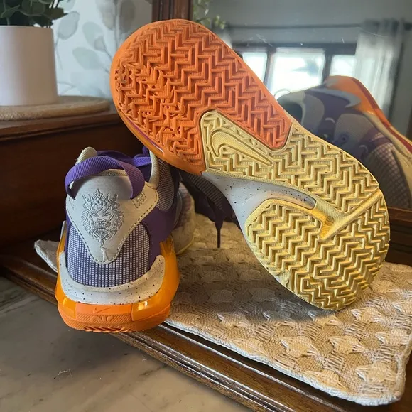 NIKE Lebron James Witness 7 LA Lakers Basketball Sneakers Purple Orange Boys 5
