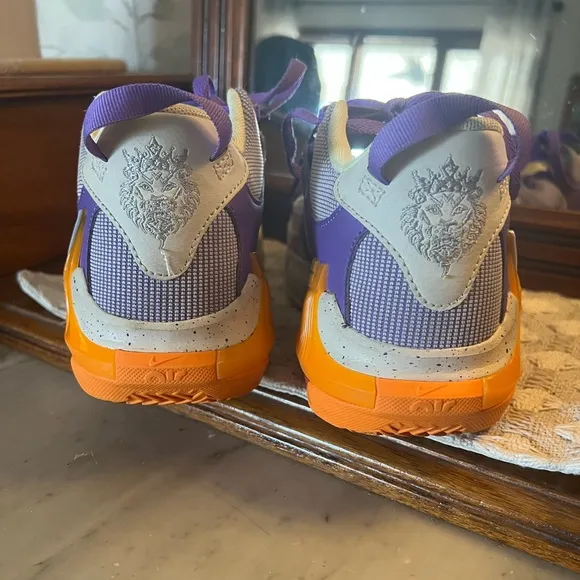 NIKE Lebron James Witness 7 LA Lakers Basketball Sneakers Purple Orange Boys 5