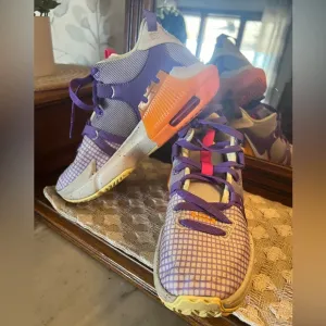 NIKE Lebron James Witness 7 LA Lakers Basketball Sneakers Purple Orange Boys 5