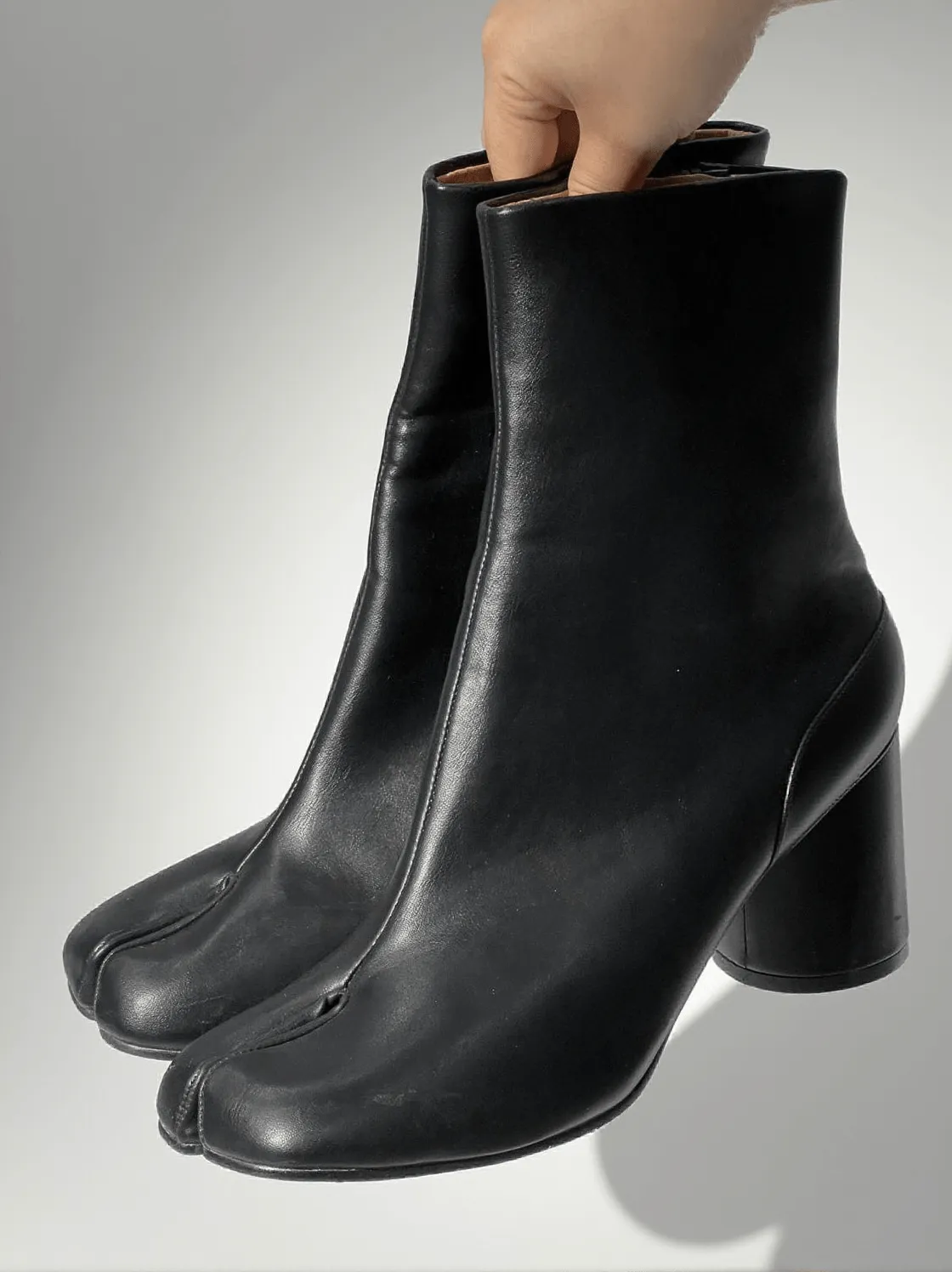 Wallon Tabi Toe Leather Boots In Black