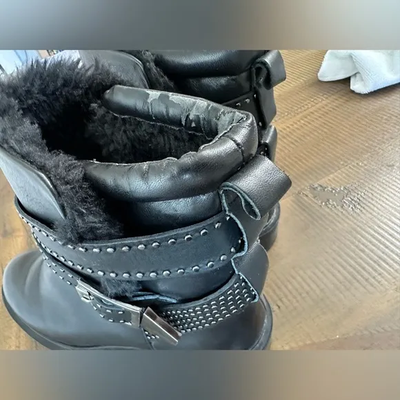 Zara women’s boots buckle black EU36 US size 6 minor damage on top